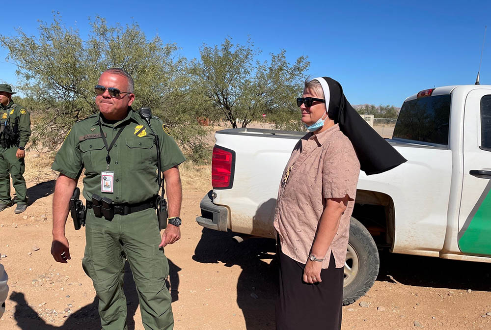 En la frontera de la Nación Tohono O'odham, en Arizona, la Hna. feliciana María Louise Edwards (a la derecha) trabaja con el oficial Mario Agundez, fundador del Programa de Migrantes Desaparecidos de la Patrulla Fronteriza estadounidense.