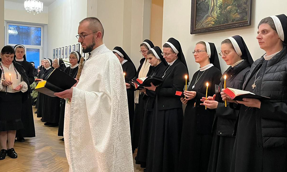 The Basilian community observes liturgical prayer. (Courtesy of Yeremiya Steblyna)