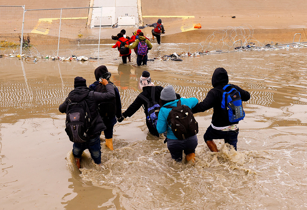 Migrantes en busca de asilo cruzan el río Bravo desde Ciudad Juárez (México), la frontera entre Estados Unidos y México, para solicitar asilo el 2 de enero en El Paso, Texas. (Foto: OSV News/Reuters/José Luis González)