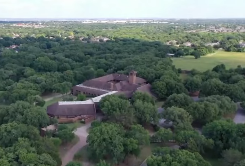 El Monasterio de la Santísima Trinidad, sede de las Hermanas Carmelitas Descalzas en Arlington, Texas, consta de una superficie de casi 30 hectáreas valorada en 5 millones de dólares.