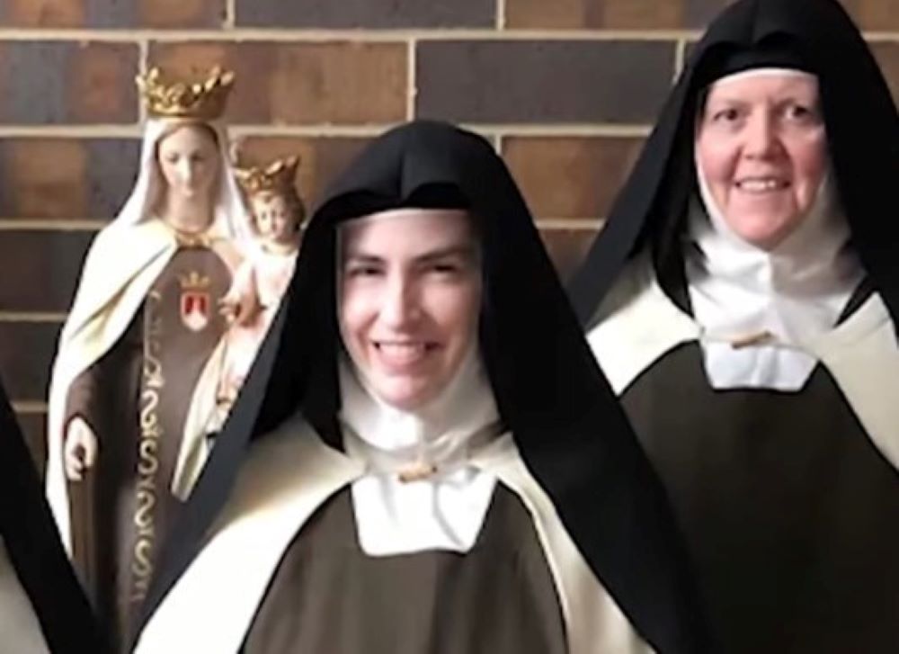 La madre superiora Teresa Agnes Gerlach (en primer plano) y otra religiosa de la Orden de las Carmelitas Descalzas de Arlington (Texas) aparecen en esta foto sin fecha publicada en un reportaje de CBS News Texas el 8 de junio. 