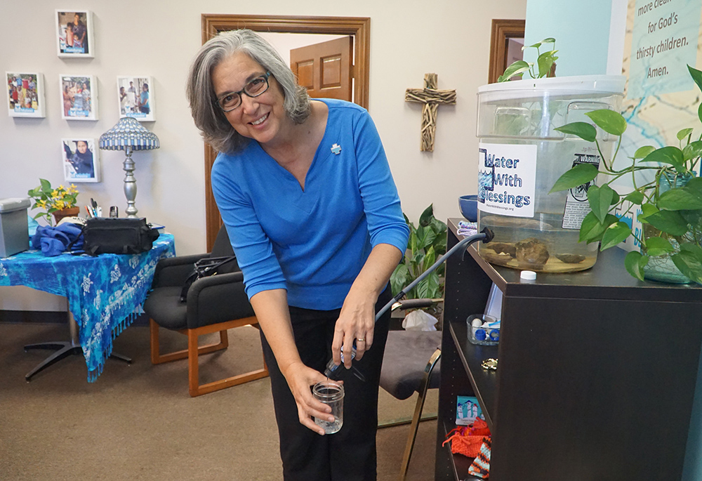 La Hna. Larraine Lauter, de las Hermanas Ursulinas del Monte San José, hace una demostración del uso de un filtro Sawyer PointOne en la oficina de Water With Blessings el 12 de septiembre de 2019 en Middletown, Kentucky. (Foto: CNS/The Record/Ruby Thomas)