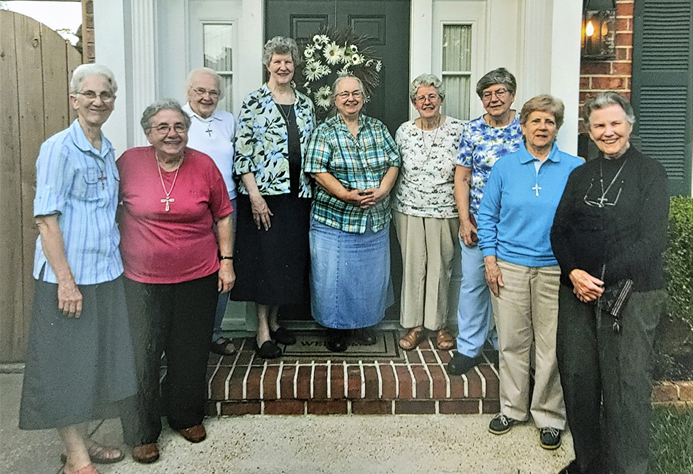 La Hna. Carolyn Brockland (cuarta por la izquierda) y la comunidad de Hermanas Ursulinas en Nueva Orleans en 2017. (Foto: cortesía del Santuario Votivo Nacional de Nuestra Señora del Pronto Socorro).