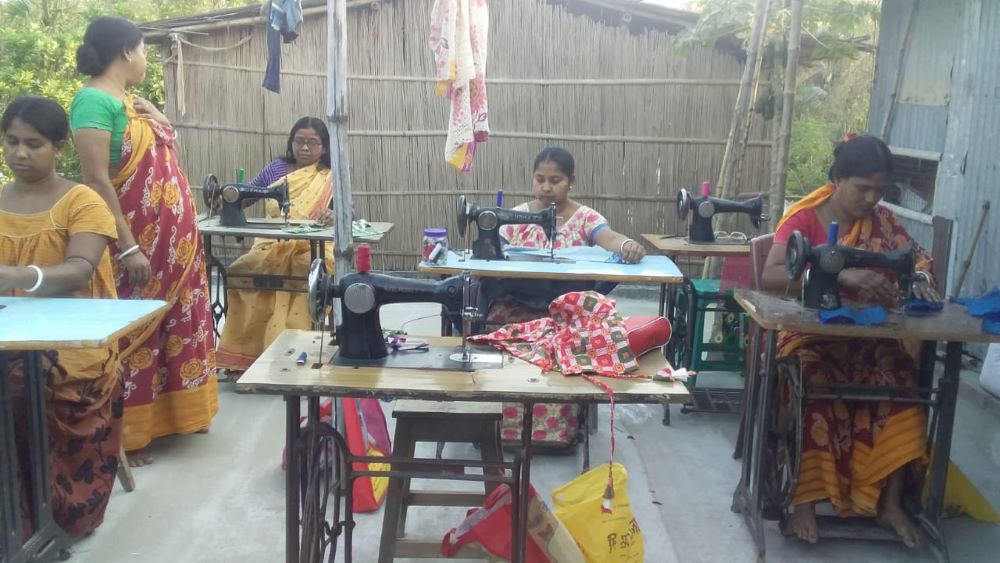 Varias madres aprenden a coser en Chougacha, un pueblo de Krishnaganj, en Bengala Occidental, estado del este de la India. Enseñar este oficio es una de las estrategias para que las mujeres sean autosuficientes. (Foto: cortesía Seli Thomas) 
