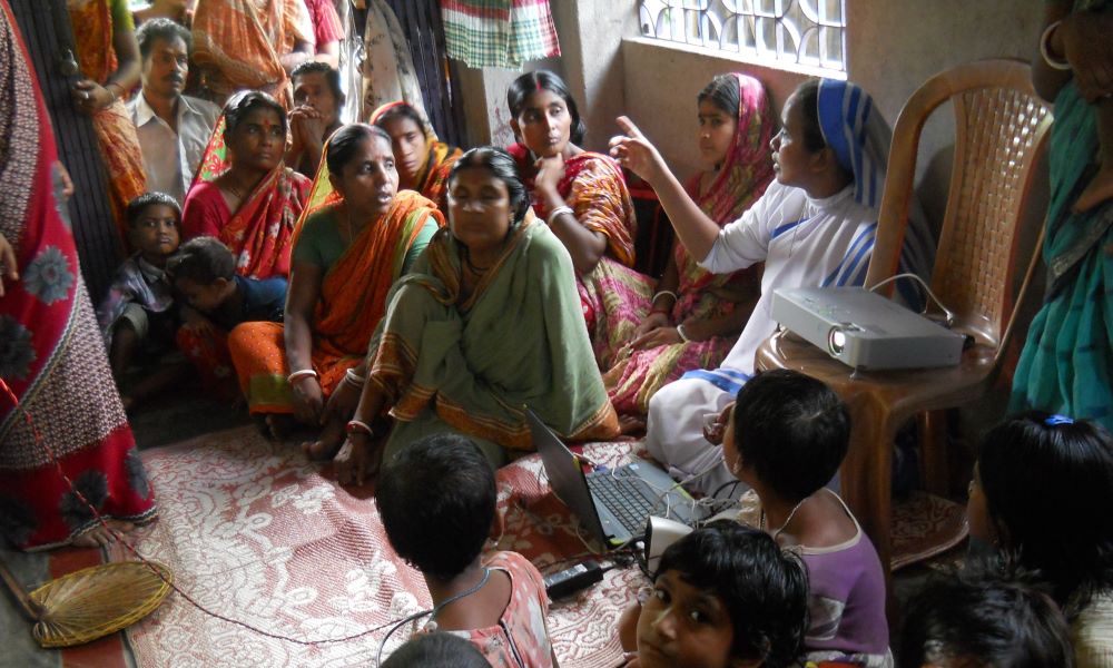 La hermana Seli Thomas habla en un programa de sensibilización contra la trata de seres humanos en Chapra, un pueblo del distrito de Nadia, en Bengala Occidental, al este de la India. (Foto: cortesía Seli Thomas) 