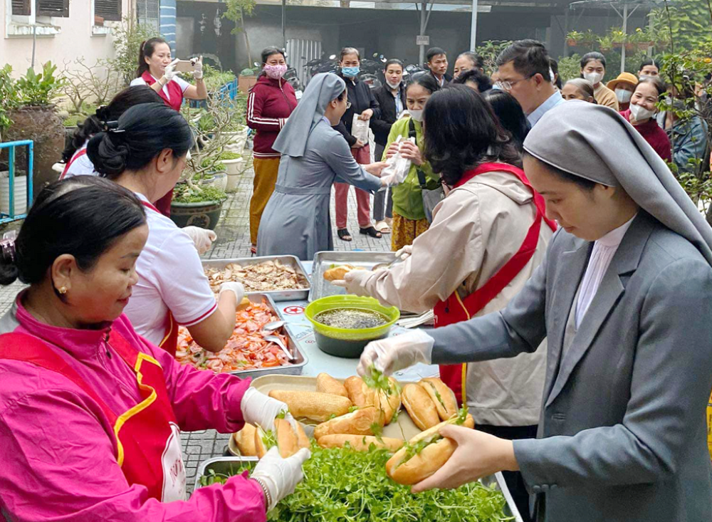 St. Paul de Chartres sisters and volunteers offer free bread with meat, vegetables and sauces to patients and their relatives at the Central Hospital in Hue on March 10, 2024. 