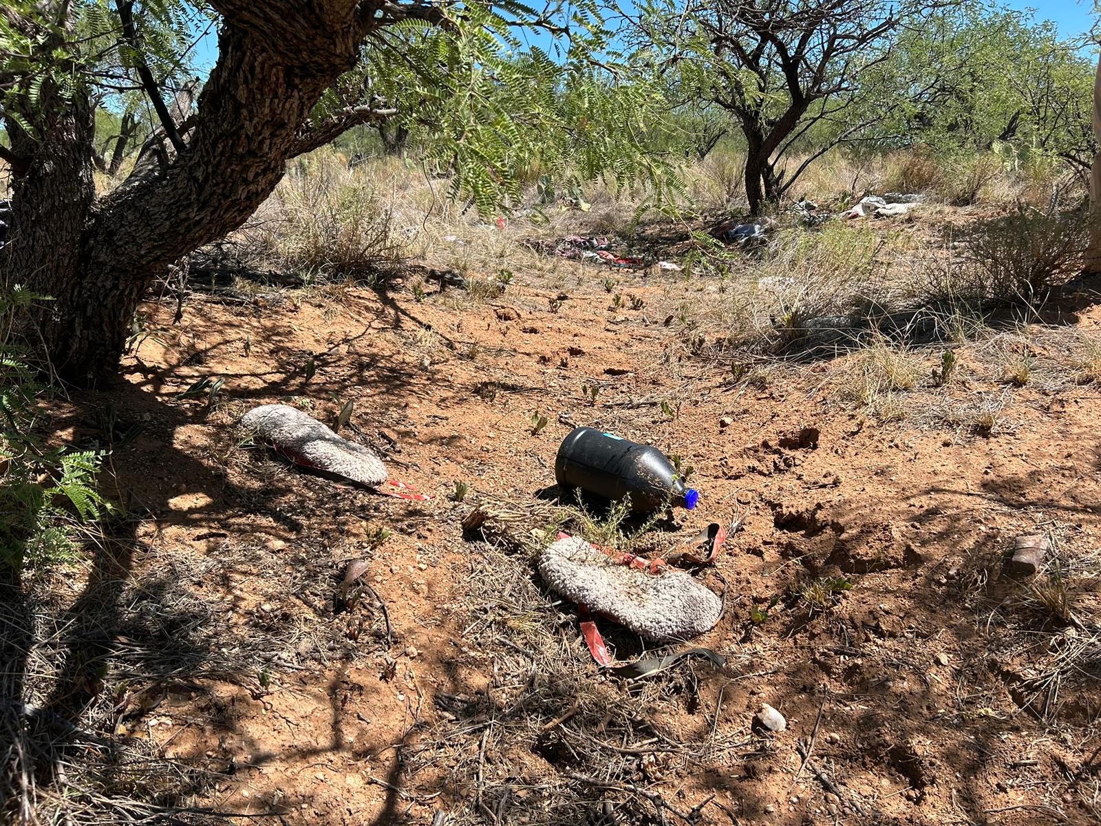 Objetos dejados atrás, como garrafas de agua vacías, evidencian el tránsito de muchas personas —provenientes de México— a través del desierto de Arizona en busca de una mejor vida en Estados Unidos. (Foto: Peter Tran) 