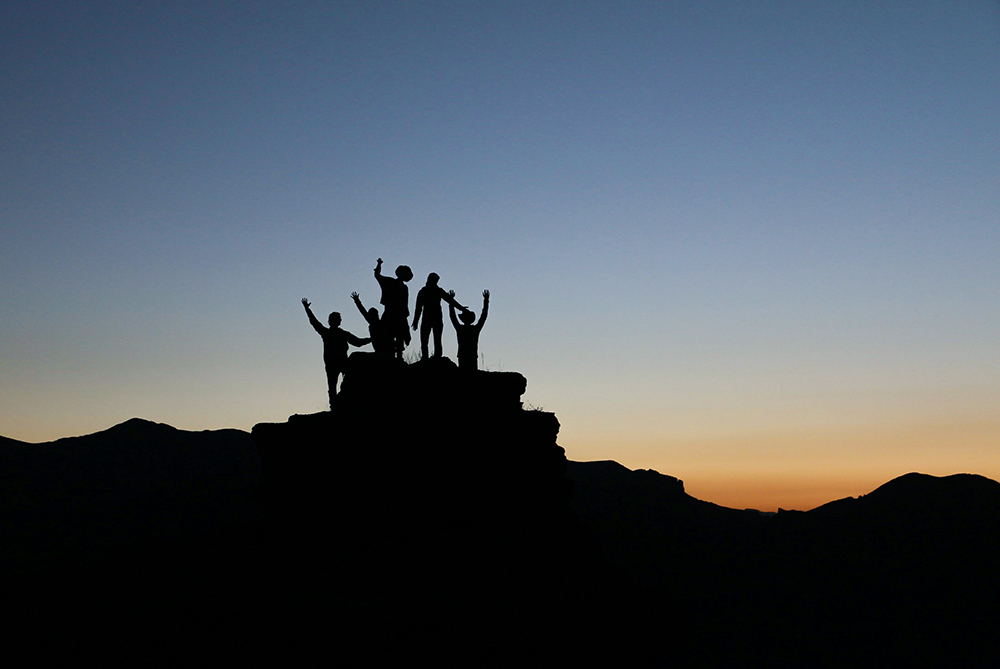 Silueta de un grupo de personas en una montaña. (Foto: Unsplash/Natalie Pedigo)