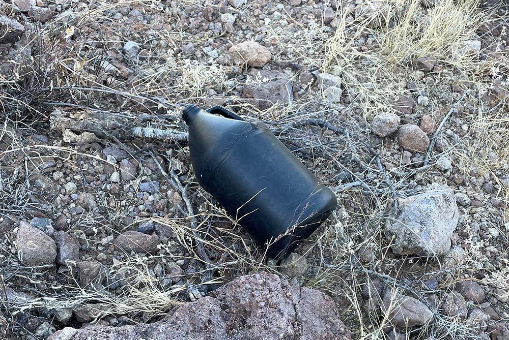 Un envase de agua vacío fue abandonado por los migrantes tras cruzar la frontera con Estados Unidos desde México. Los voluntarios que llevan agua a los migrantes en el desierto recogen los envases vacíos como parte de su trabajo.