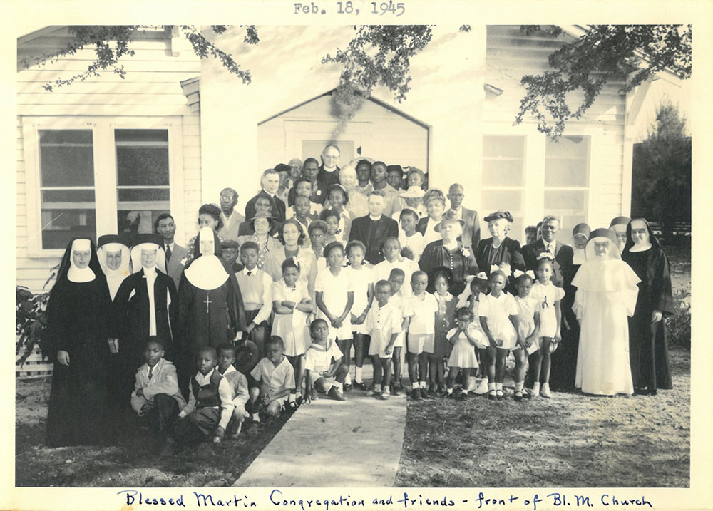 Las Hermanas Dominicas de Adrian posan con feligreses y sacerdotes de la Misión del Beato Martín de Porres en Fort Pierce (Florida) para un retrato en 1945.