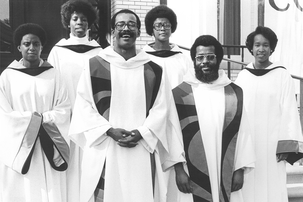De izquierda a derecha: La dominica Hna. Shawn Copeland, la dominica Hna. Jamie Phelps, el dominico Fr. Reginald Whitt, la dominica Hna. María del Rey Plain, el dominico Fr. Jerome Robinson y la dominica Hna. Cheryll Delahoussaye el día de la profesión perpetua de Copeland en 1977.