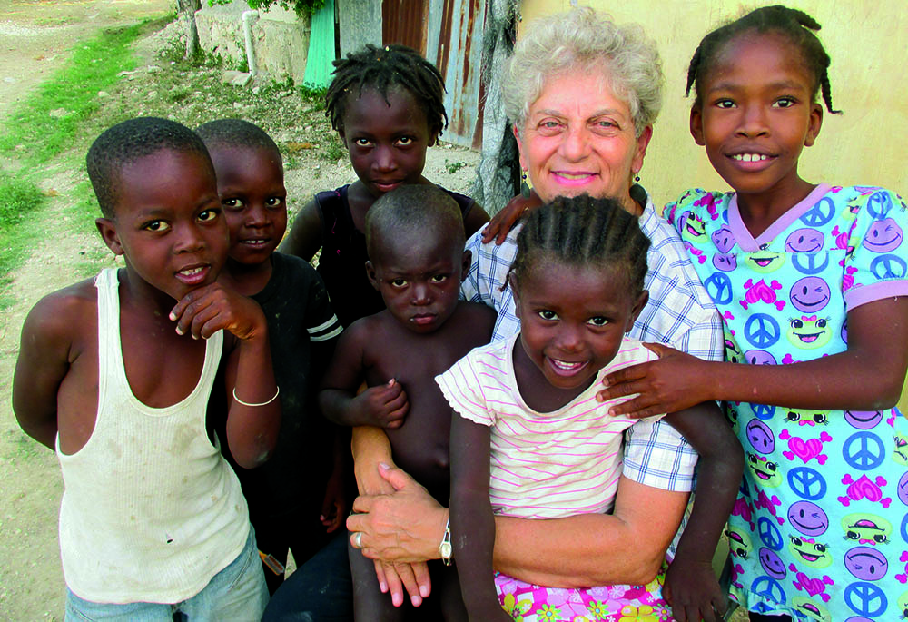 Dawn Colapietro, misionera laica de las Hermanas de la Caridad de Santa Isabel, en una escuela de Cuvier al este de Puerto Príncipe, la capital de Haití. (Foto: cortesía Dawn Colapietro)