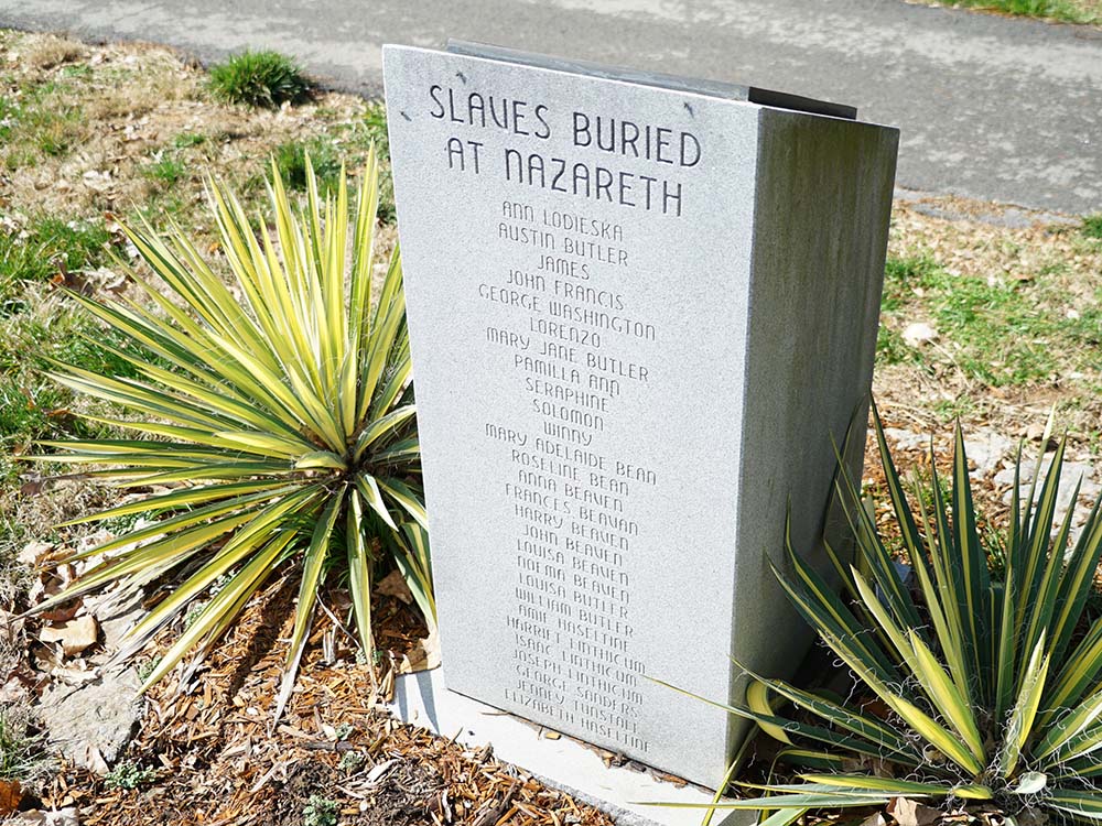 Lápida colocada en 2012 en el cementerio de las Hermanas de la Caridad de Nazaret, Kentucky, en recuerdo de las 28 personas esclavas enterradas allí.