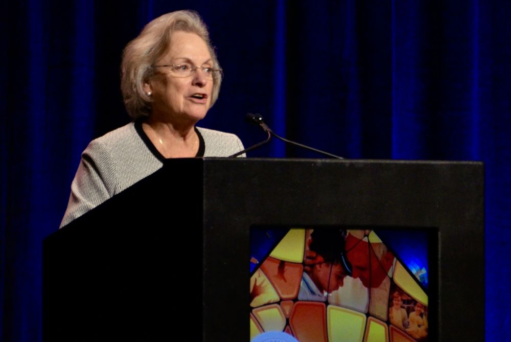 La Hna. Sharon Euart, directora ejecutiva del Centro de Recursos para Institutos Religiosos, se dirige a la conferencia anual del grupo el 1 de octubre en Dallas.
