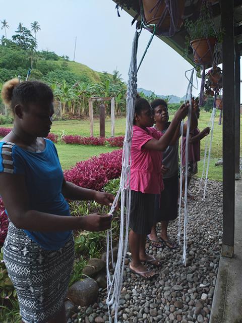 Estudiantes aprenden a tejer macramé en la clase de habilidades para la vida de la Hna. Sonia Tulili en septiembre de 2021, en el Centro de Atención San Isidore. Tulili aprendió macramé en la asociación de moda de Honiara, la capital de las Islas Salomón. (Foto: cortesía María Fe Rollo)