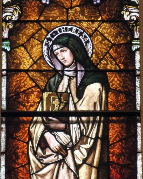 Santa Teresa de Ávila, que fundó el convento de las Carmelitas Descalzas en 1562, aparece representada en una vidriera de la iglesia católica del Santo Rosario de Indianápolis (Indiana).