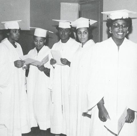 Las graduadas del Dominican High School de Detroit celebran el Día del Anillo en 1984. La escuela secundaria, que cerró en 2005, fue un ministerio subvencionado por las Hermanas Dominicas de Adrian.