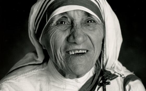 Rostro de la madre Teresa fotografiada sonriendo, en blanco y negro. 