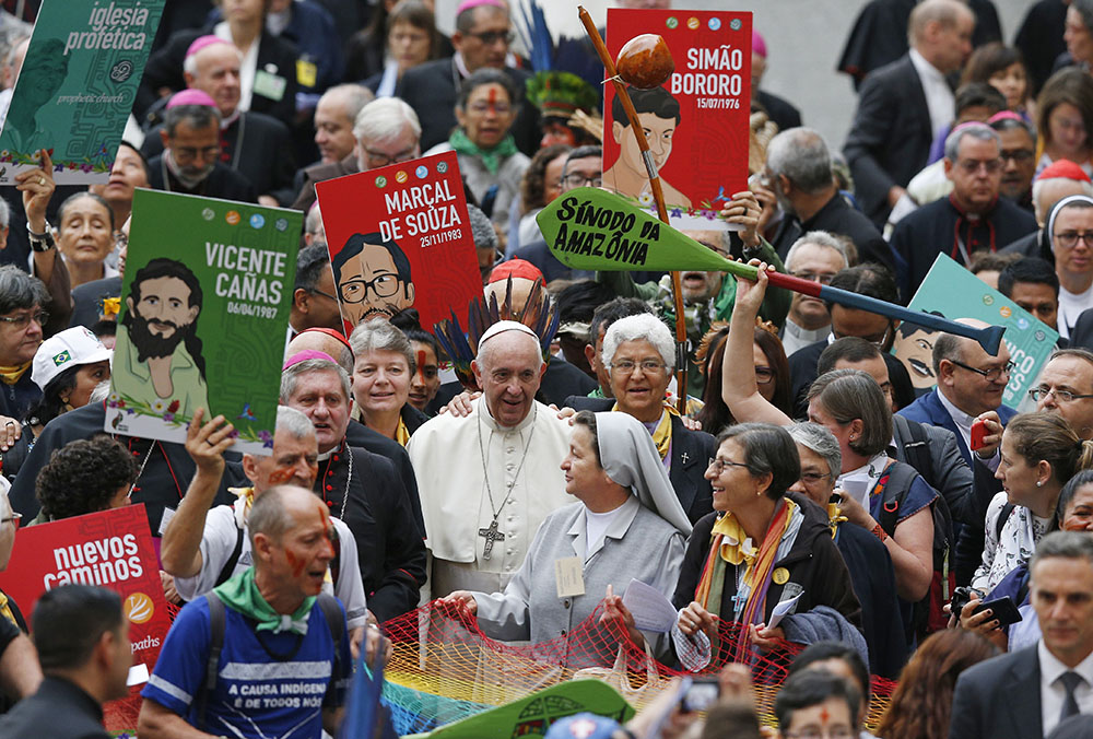 El papa Francisco camina en una procesión al inicio del Sínodo de los Obispos para la Amazonía en el Vaticano el 7 de octubre de 2019. (Foto: CNS/Paul Haring)