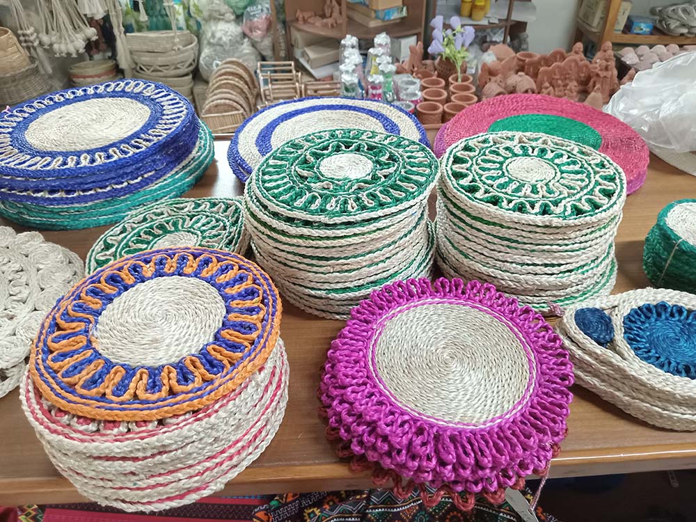Tapetes de mesa artesanales elaborados con yute por las mujeres del CJW. (Foto: Sumon Corraya)