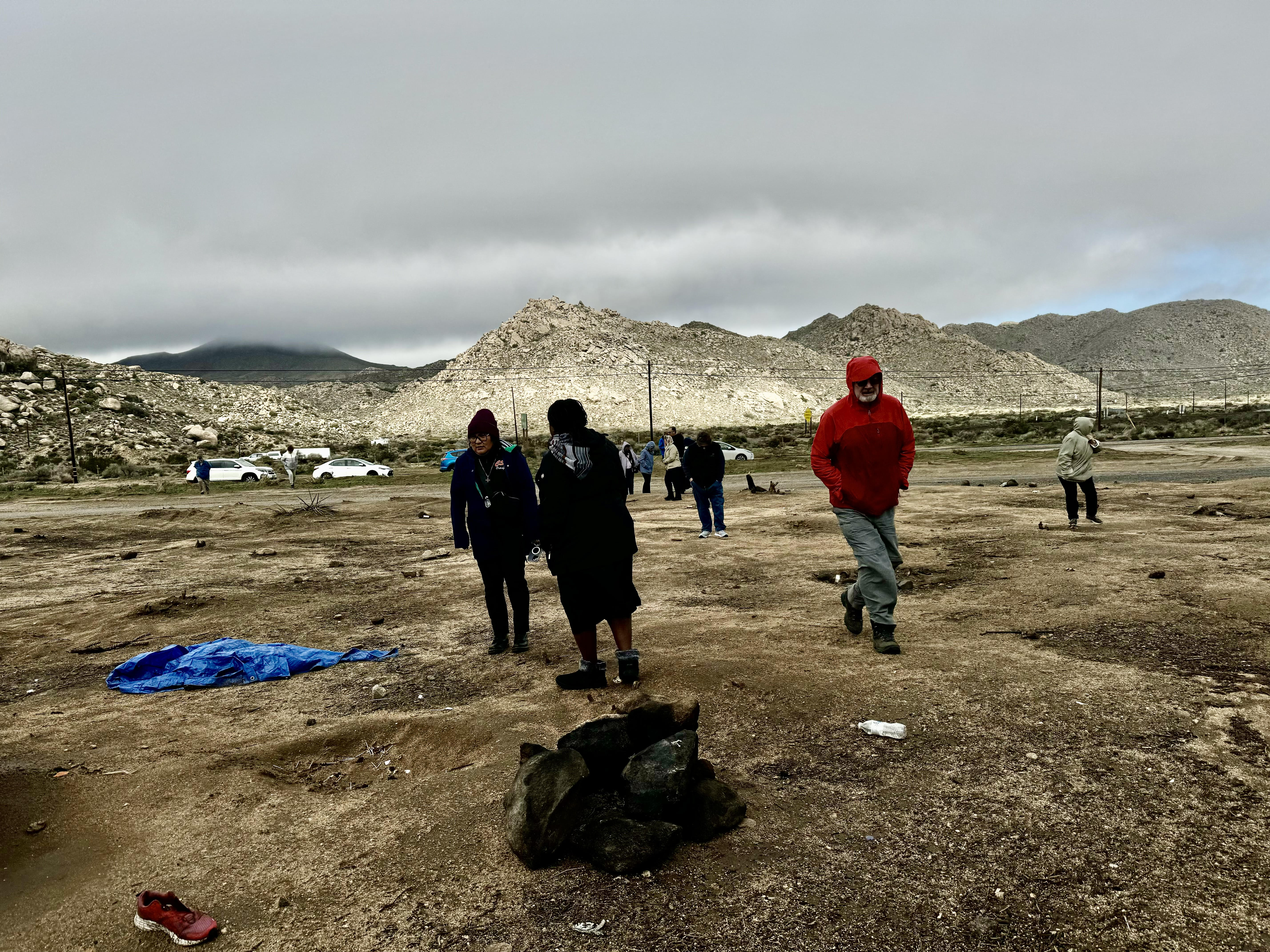 Un grupo de religiosas, un sacerdote y un fraile franciscano se detienen junto a un campamento abandonado en el desierto, cerca de Jacumba Hot Springs, al sur de San Diego, el 7 de febrero. Algunas hermanas se detuvieron a rezar cerca de los zapatos dispersos, lo que quedaba de las tiendas de campaña y sacos de dormir empapados y abandonados, donde los migrantes buscaban refugio de las frías tormentas de lluvia y nieve que azotan en este invierno la región de San Diego, EE. UU. (Foto: Rhina Guidos) 