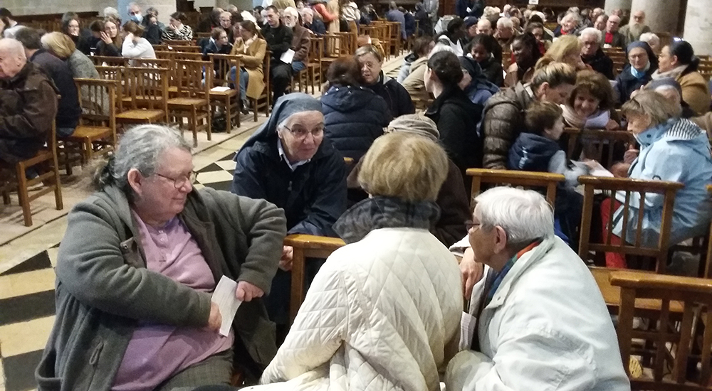 There was no homily during Mass at the feast of fraternity, but discussion of the readings and the Gospel occurred in small groups of people in the church. (Courtesy of Laure Blanchon)