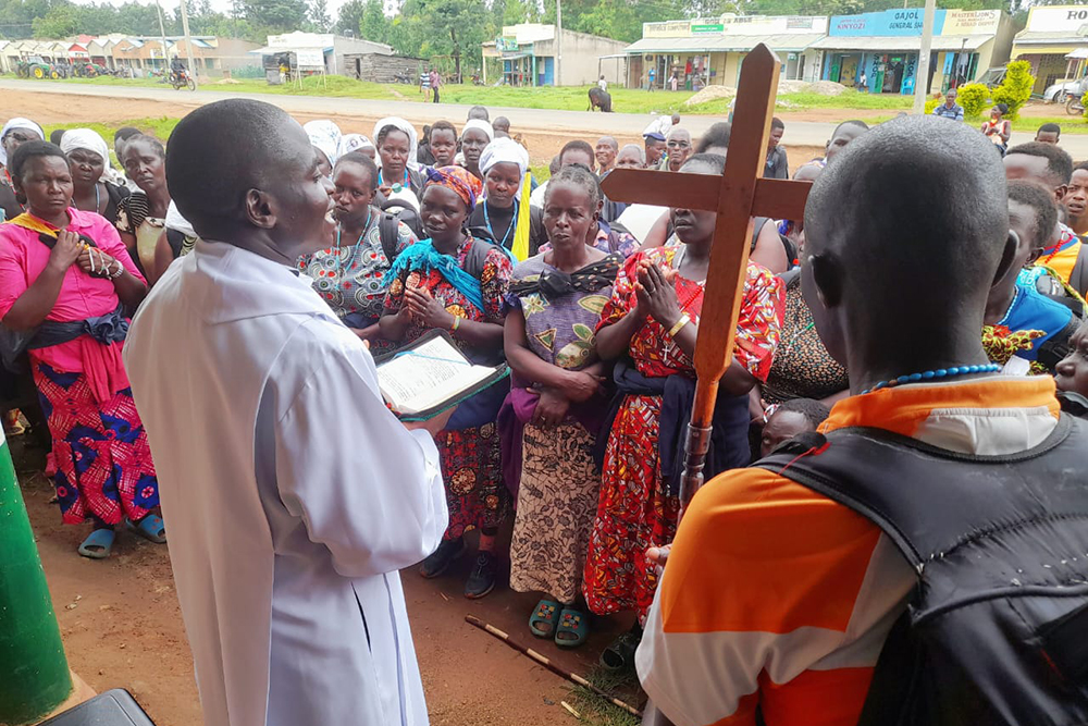 A priest holds prayers for Catholic pilgrims led by religious sisters while on their way from Kenya to Namugongo Catholic Shrine in Kampala, ahead of Uganda’s Martyrs Day celebrations on June 3. (GSR photo/John Mondoh)