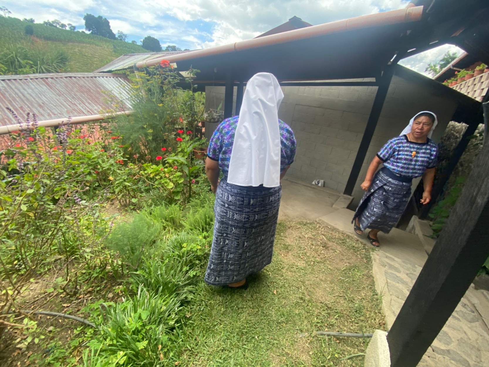 Hna. Angelina Chex, derecha, habla con la madre Marta Yach Cosme en el jardín de la casa madre de las Hermanas Misioneras de la Eucaristía en San Andrés Semetabaj, Guatemala, el 22 de agosto de 2023. (Foto: GSR/ Rhina Guidos) 