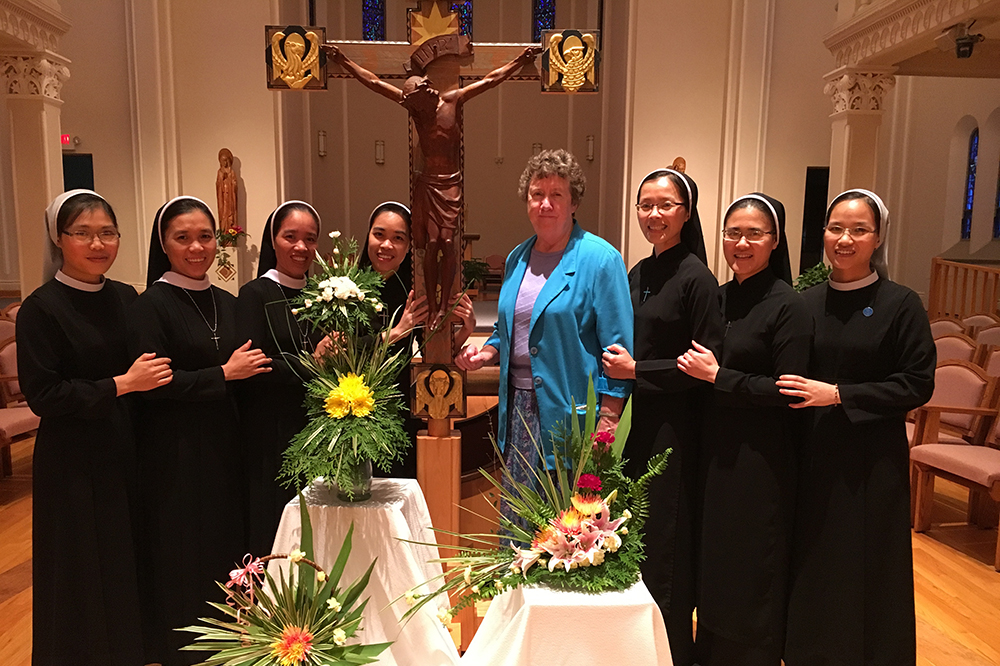 Vietnamese Lovers of the Holy Cross Sisters with Sr. Mary Anne Ownes, the former provincial leader of the School Sisters of Notre Dame on Sept. 14, 2017, in the chapel of the motherhouse in St. Louis, Missouri. (Ngoc Nguyen)