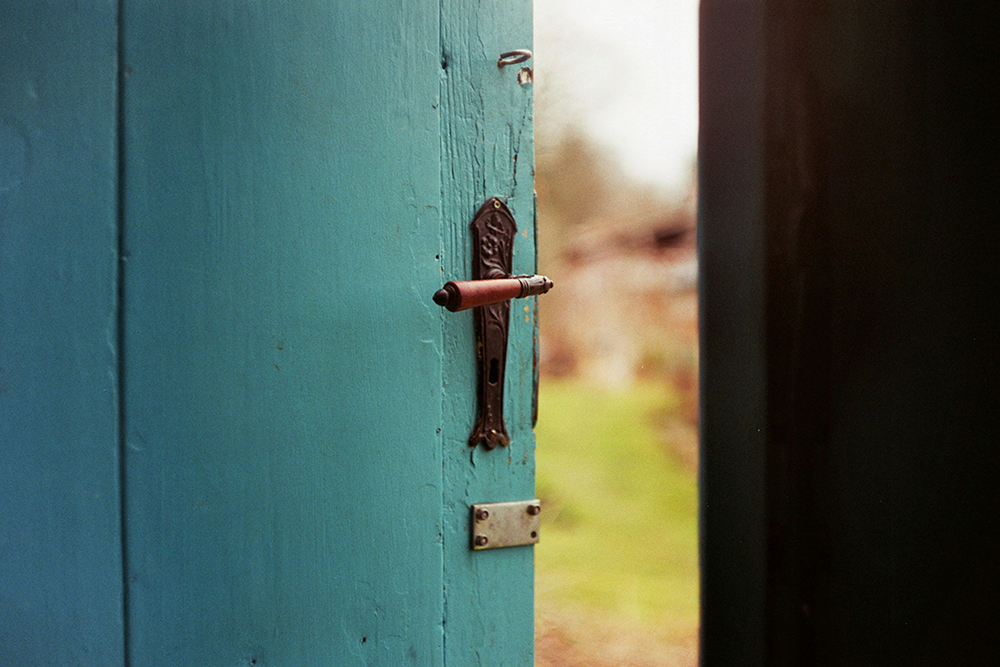 A open blue door (Unsplash/Jan Tinneberg)