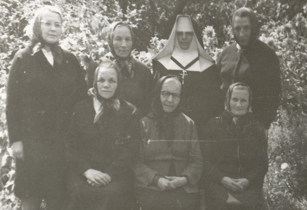 La Hna. Olha Ladzhun, primera a la izquierda, aparece en la foto de los votos perpetuos de 1974 de la Hna. Julianna Dzhuhan (Foto: cortesía Hermanas Basilianas de la Provincia de la Santísima Trinidad, Ucrania)