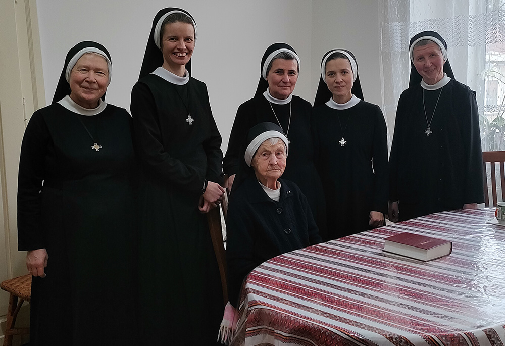 La Hna. Olha Ladzhun, sentada, es fotografiada en la comunidad basiliana de Khust, Ucrania, junto con miembros del equipo de liderazgo general en enero de 2024. (Foto: cortesía Emanujila Vishka)