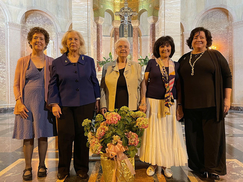 Patricia Monahan, en el centro, y otras cuatro agregadas posan para una foto después de su voto de fidelidad a las Hermanas de San José de Brentwood, Nueva York, Estados Unidos, en 2021. (Foto: cortesía de las Hermanas de San José de Brentwood)