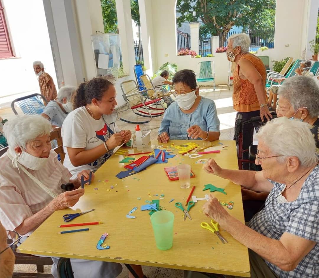 Hna. Lara, de blusa blanca, conduce una actividad manual con las abuelas durante su visita al Hogar de Ancianas Siervas San José, en la Habana, Cuba. (Foto: cortesía de Hogar de Ancianas Siervas de San José)