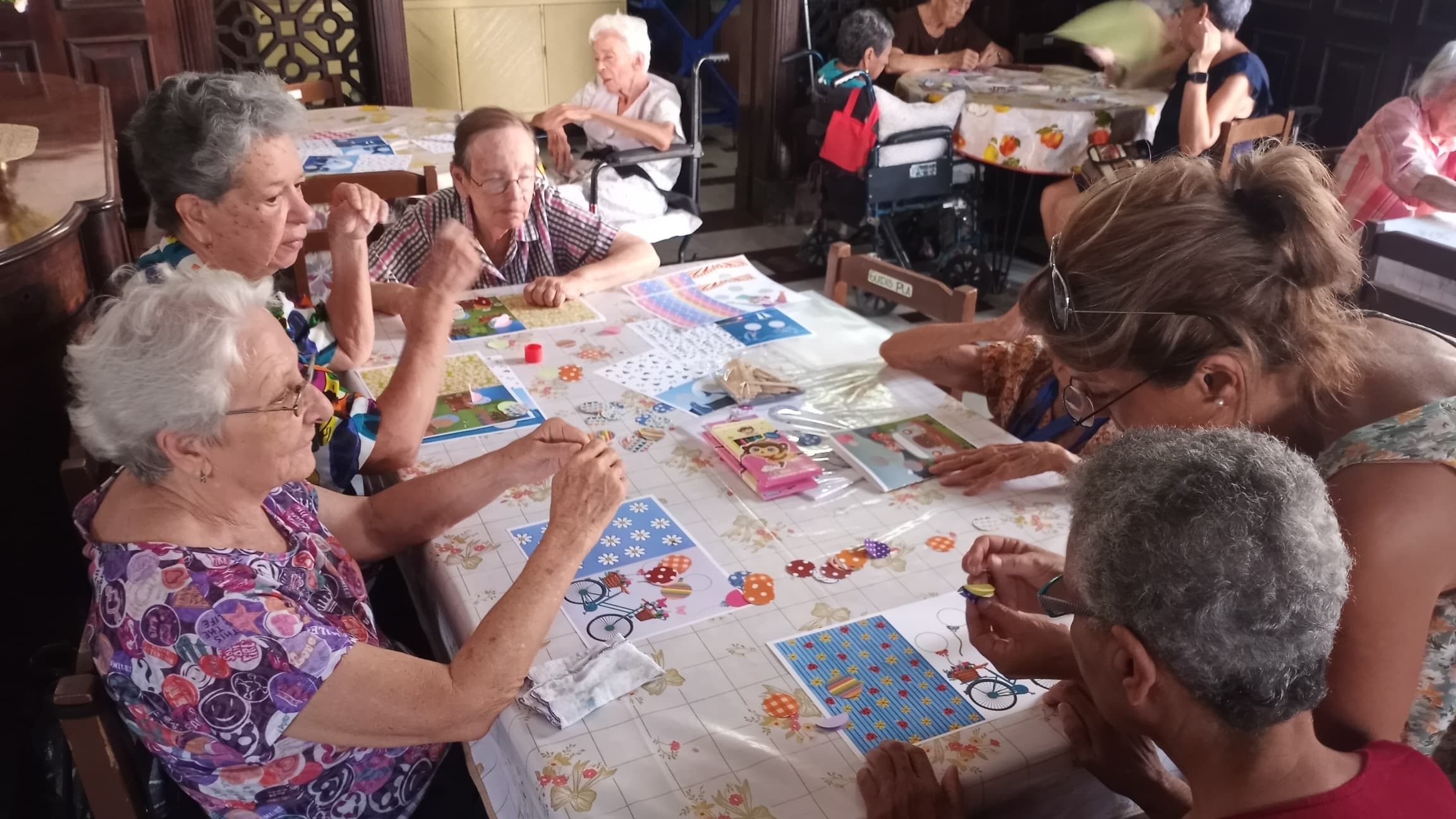 Las adultas mayores realizan actividades manuales y lúdicas para con el apoyo de las religiosas en el Hogar de Ancianas Siervas San José, en la Habana, Cuba (Foto: cortesía de Hogar de Ancianas Siervas de San José)