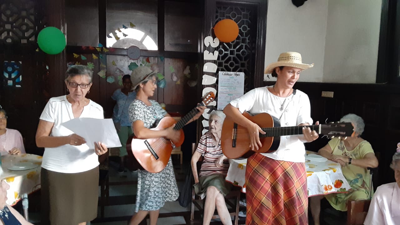 Las hermanas María Isabel y Sara, de la comunidad de las Siervas de San José, tocan la guitarra durante la celebración de un cumpleaños colectivo en el Hogar de Ancianas Siervas San José, en la Habana, Cuba (Foto: cortesía de Hogar de Ancianas Siervas de San José)