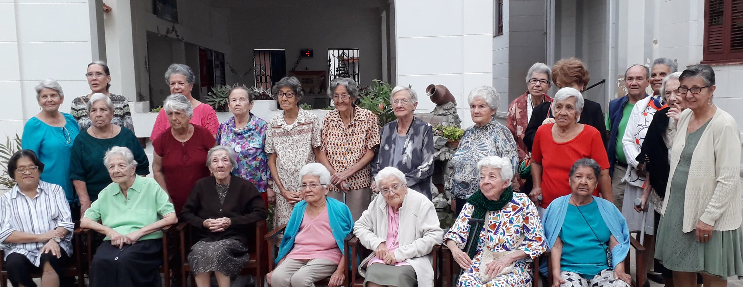 Un grupo de abuelas internas del Hogar de Ancianas Siervas San José, en la Habana, Cuba. (Foto: cortesía de: Hogar de Ancianas Siervas de San José)