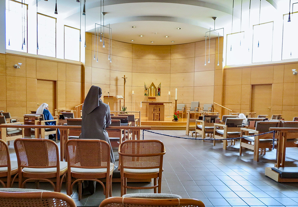 Sr. Ginette Généreux prays in the Montreal Recluse Sisters' chapel, as she does daily. (Joanna Kozakiewicz)