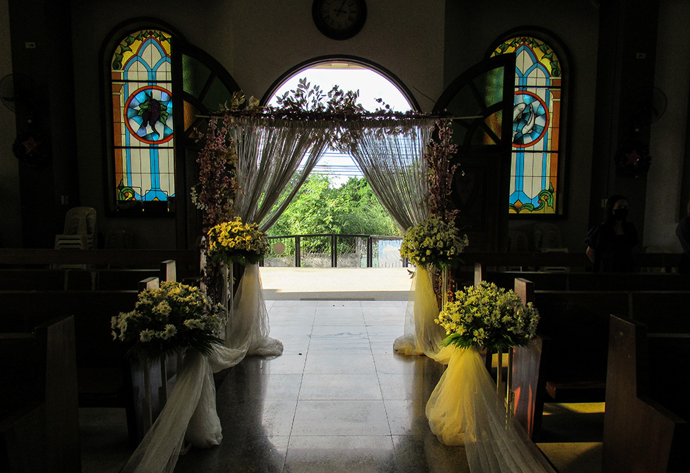 Wedding decorations are seen at the entrance to Santa Lucia Parish Church in San Fernando, Pampanga, Philippines, in 2021. (Wikimedia Commons/FBenjr123)