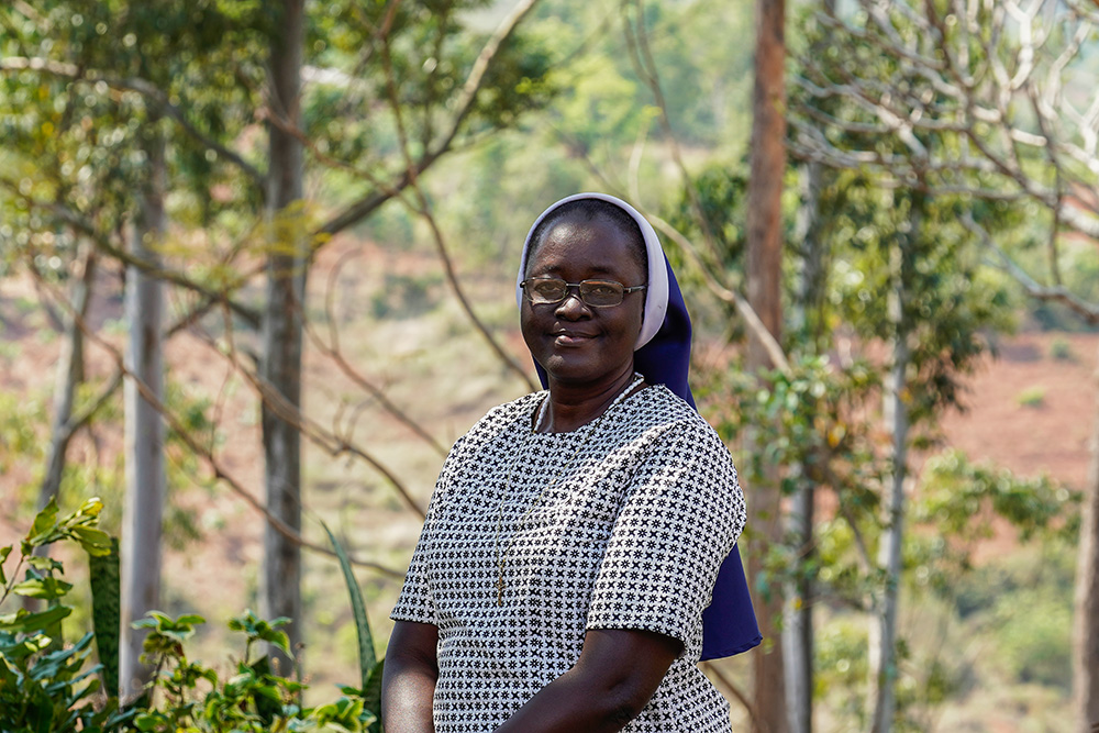 La Hna. Mónica Ichife delante del huerto comunitario de Konzalendo, Malawi, el 26 de septiembre de 2023. (Foto: cortesía Mónica Ichife)