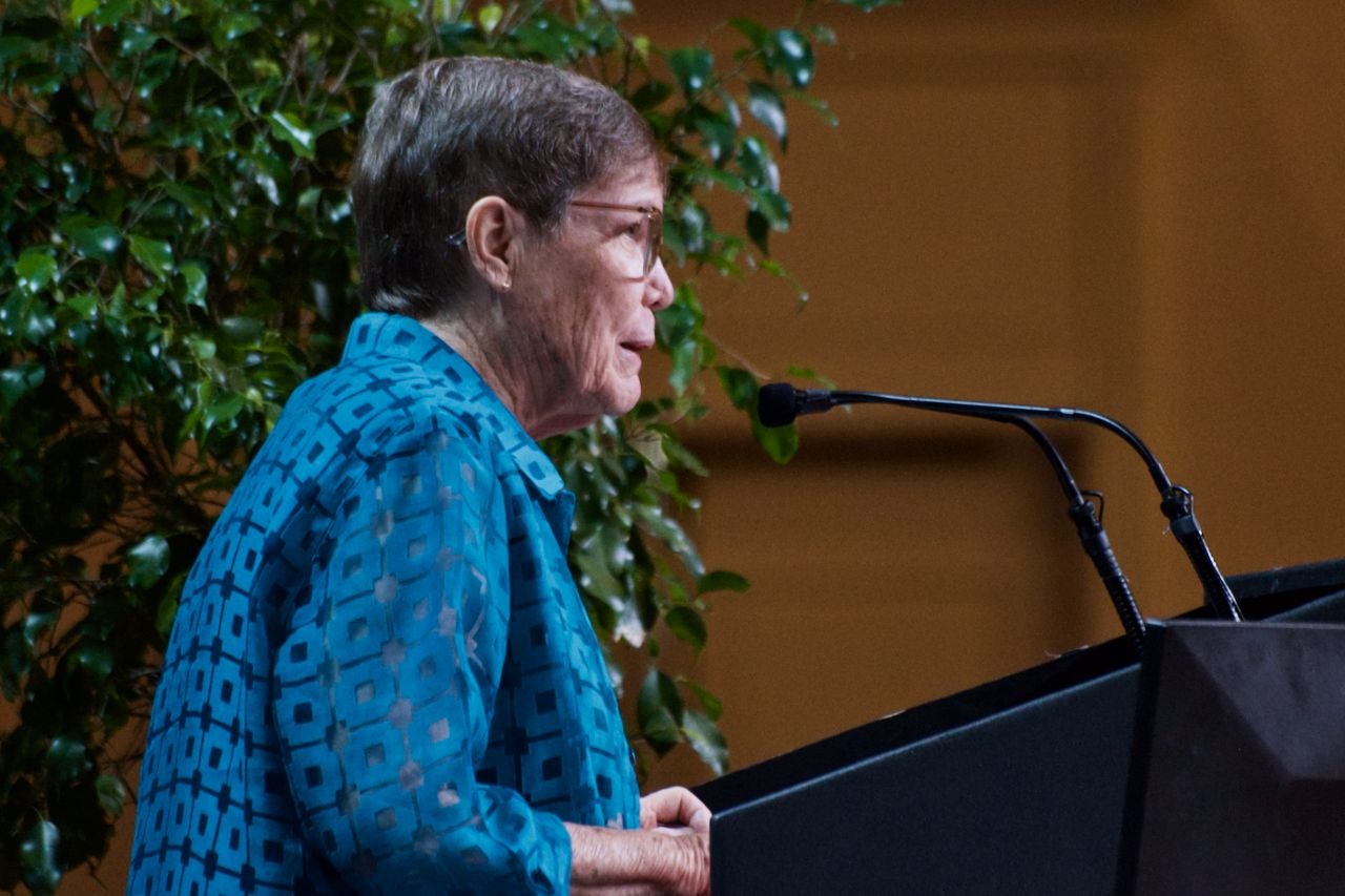 "Existimos en nosotros mismos, y nuestras vidas tienen sentido en la medida en que nos trascendemos a nosotros mismos, dando y recibiendo el 'ser' de los demás", escribió la Hna. Maricarmen Bracamontes en su discurso inaugural de la asamblea 2024 de LCWR, leído por la Hna. Patricia Henry (en la imagen), el 15 de agosto, en Orlando, Florida, EE.UU. (Foto: GSR/Dan Stockman)