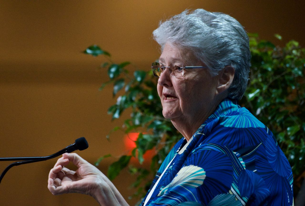 "Hacemos este trabajo en la oscuridad, por muy larga que sea la noche", dijo la Hna. Nancy Schreck, franciscana de Dubuque, al comparrtir su discurso en la asamblea anual 2024 del LCWR, el viernes 16 de agosto, en Orlando, Florida, EE. UU., después de recibir el Premio al Liderazgo Sobresaliente del grupo. (Foto: GSR/Dan Stockman)