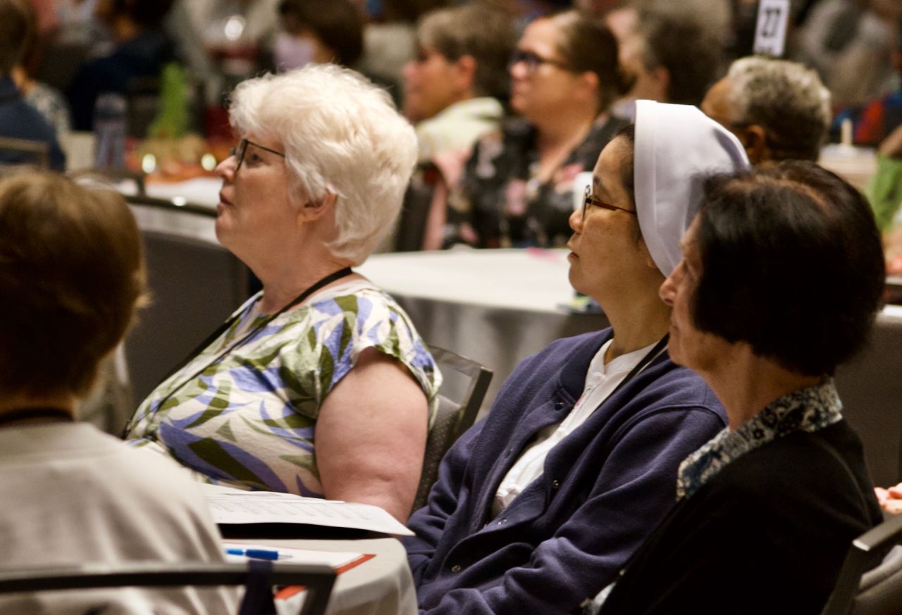 La Conferencia de Liderazgo de Religiosas (LCWR, por sus siglas en inglés) representa a cerca de dos tercios de las casi 36 000 religiosas estadounidenses. En la imagen, algunas hermanas católicas escuchan a los oradores en la sesión inaugural, el 14 de agosto, de la asamblea 2024 de la LCWR celebrada en Orlando, Florida, Estados Unidos. (Foto: GSR/Dan Stockman)