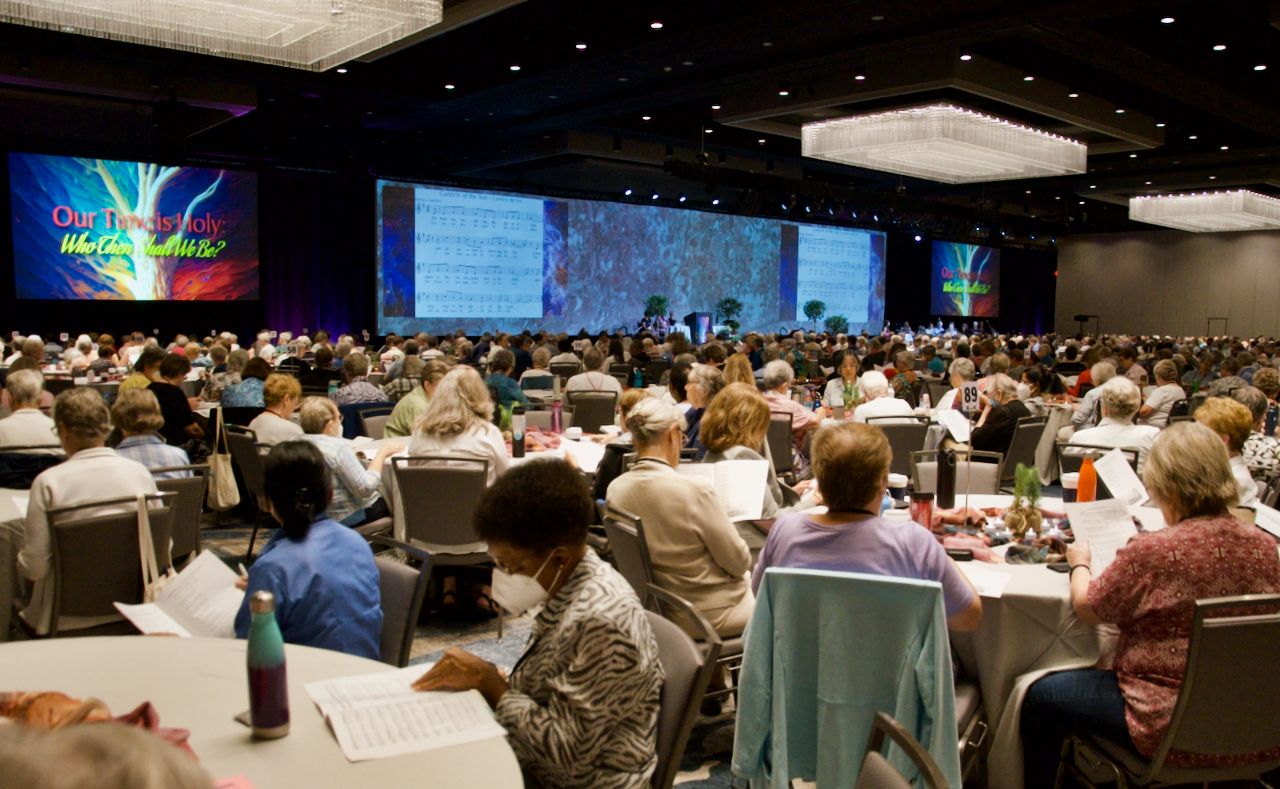 Cerca de 800 hermanas y sus numerosos invitados llenan una sala de conferencias el 14 de agosto en la asamblea 2024 de la Conferencia de Liderazgo de Religiosas (LCWR), celebrada en Orlando, Florida., Estados Unidos. (Foto: GSR/lDan Stockman)