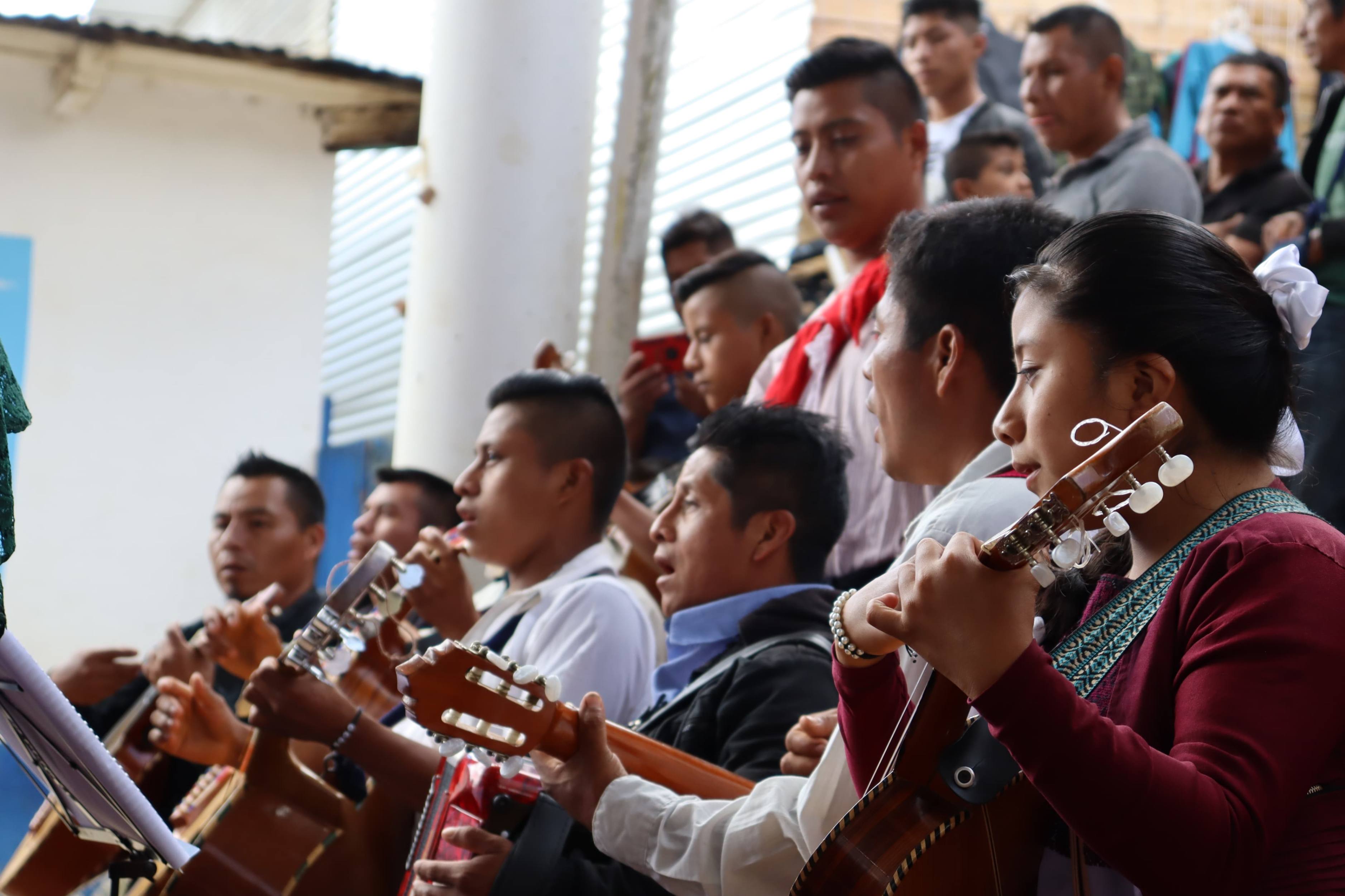 Músicos tsotsiles de Chalchihuitán tocando el día de San Pablo. (Foto: Eduardo Cordero)