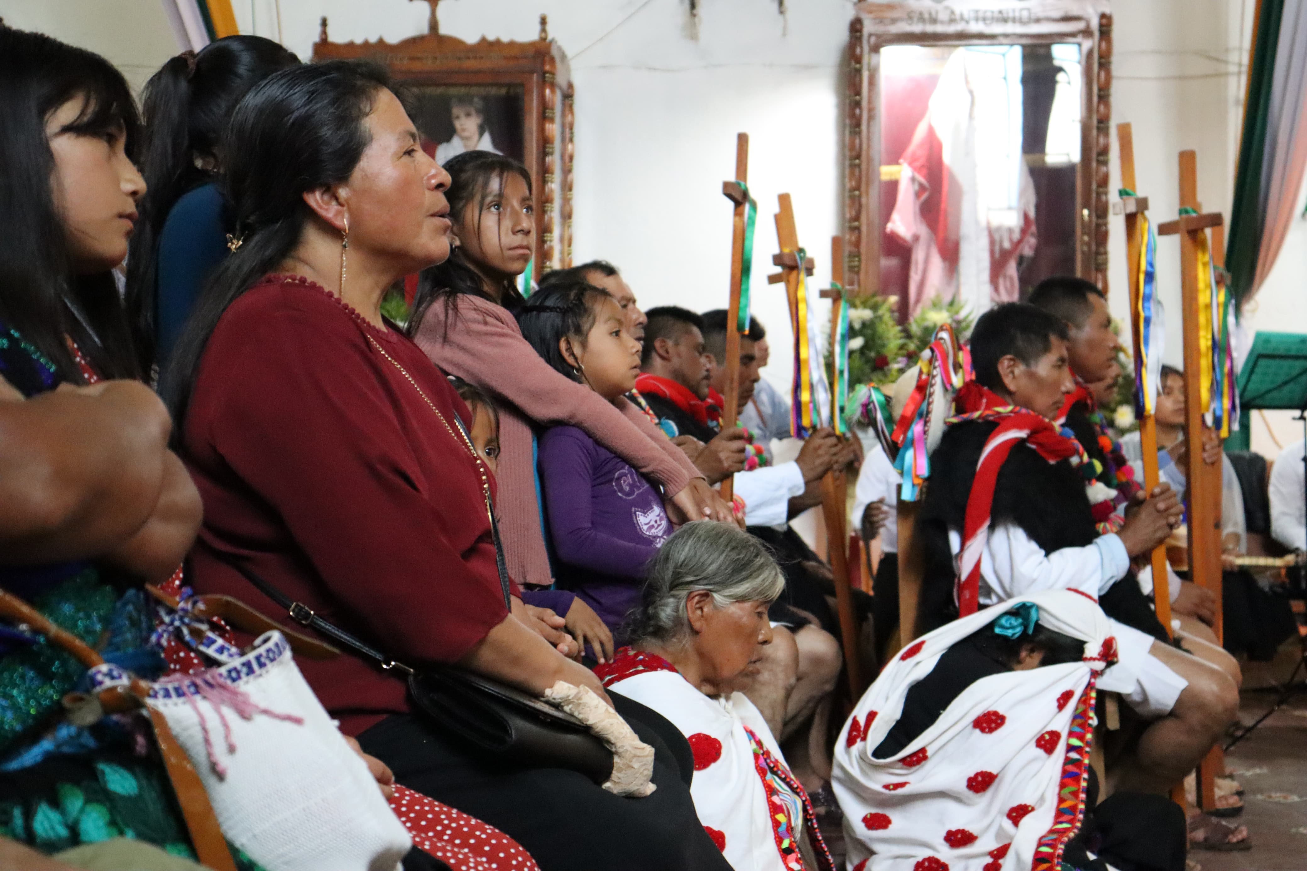 Feligresía tsotsil escucha misa en la parroquia de San Pedro Chenalhó, Chiapas, México.  (Foto: Eduardo Cordero)