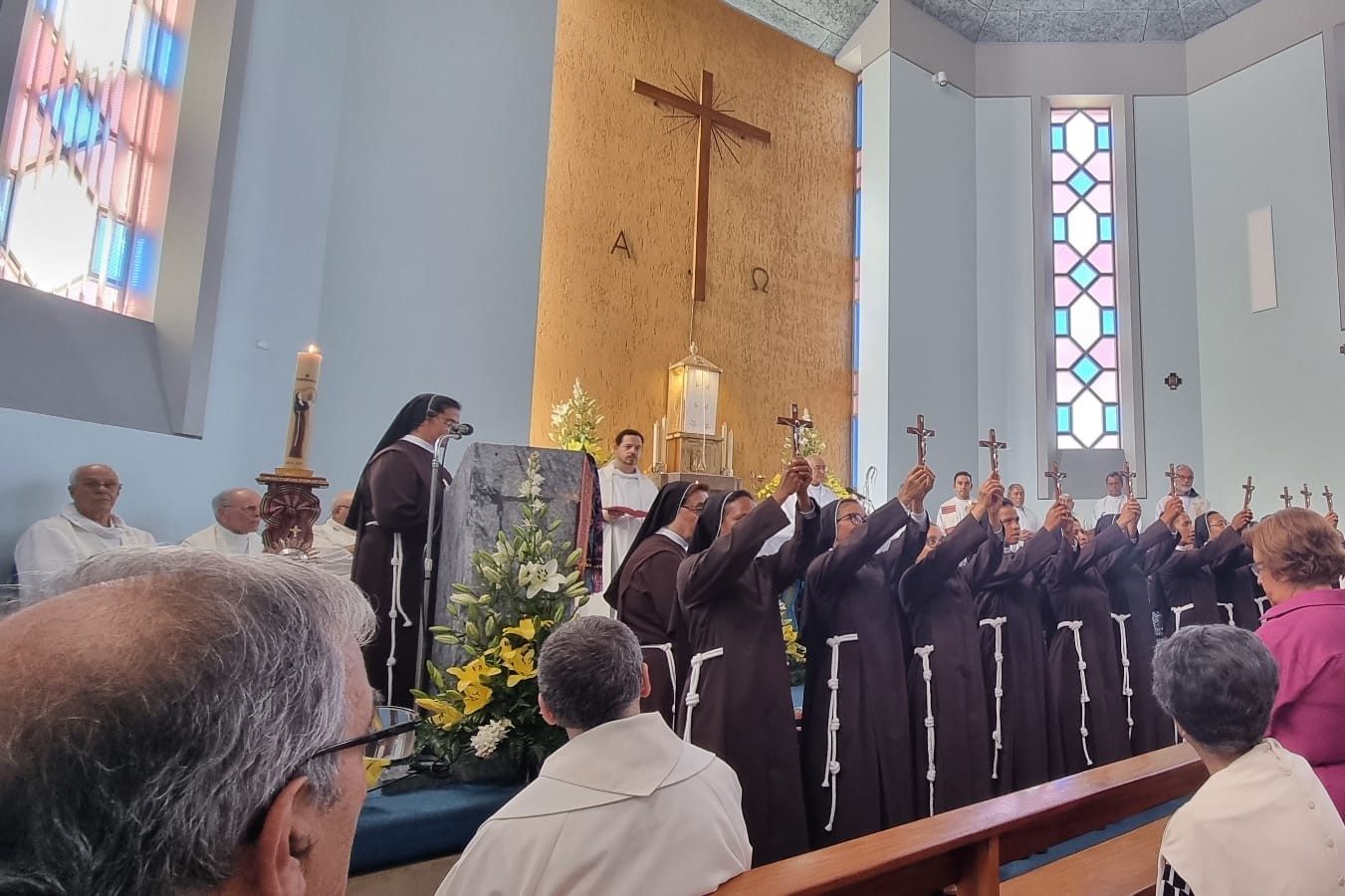 La celebración de la profesión religiosa de las jóvenes de Timor Oriental fue presidida por el obispo de Leiria-Fátima José Ornelas, y contó con la presencia de varios miembros del clero, vecinos y amigos de la comunidad de clausura. (Foto: cortesía Monasterio de Santa Clara de Monte Real)