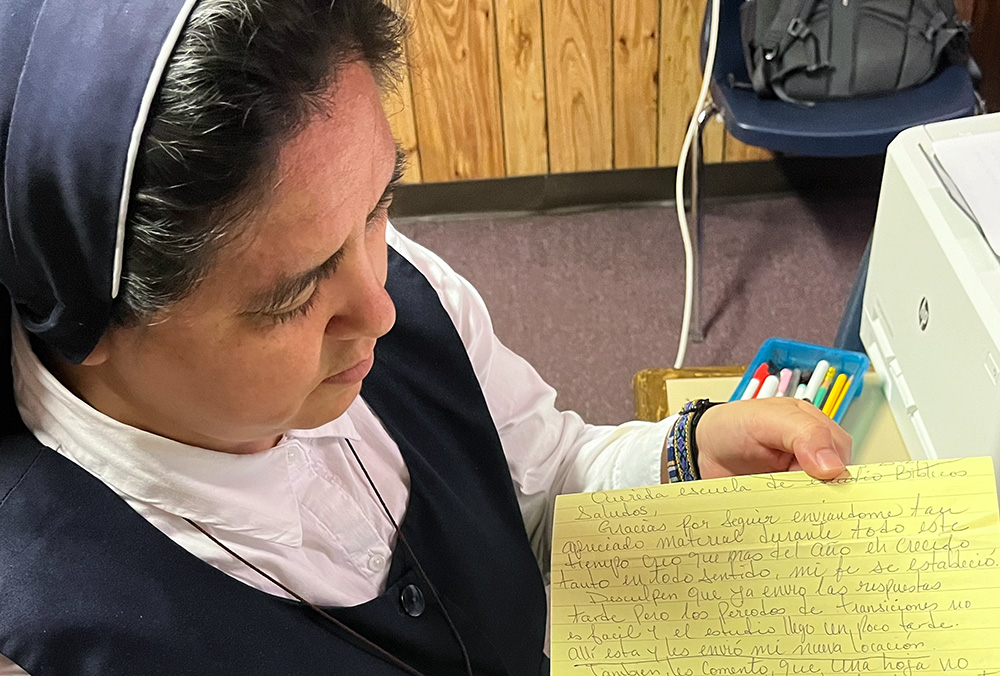 Missionary Servant of the Word Sr. Elsa Narváez Rodríguez shows an inmate's letter in which he thanks the team for the Bible study material and updates them with his new jail address. "During all this time, I have grown in every way, mi fe se estableció" — my faith was established, he wrote. (GSR photo/Luis Donaldo González)