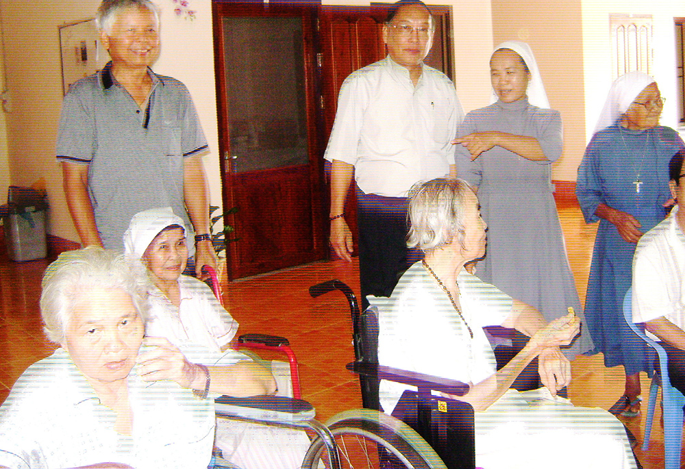 Two priests visit older nuns from the Hanoi province of Sisters of St. Paul de Chartres at their house in Hanoi, on Nov. 6, 2020. (GSR photo)