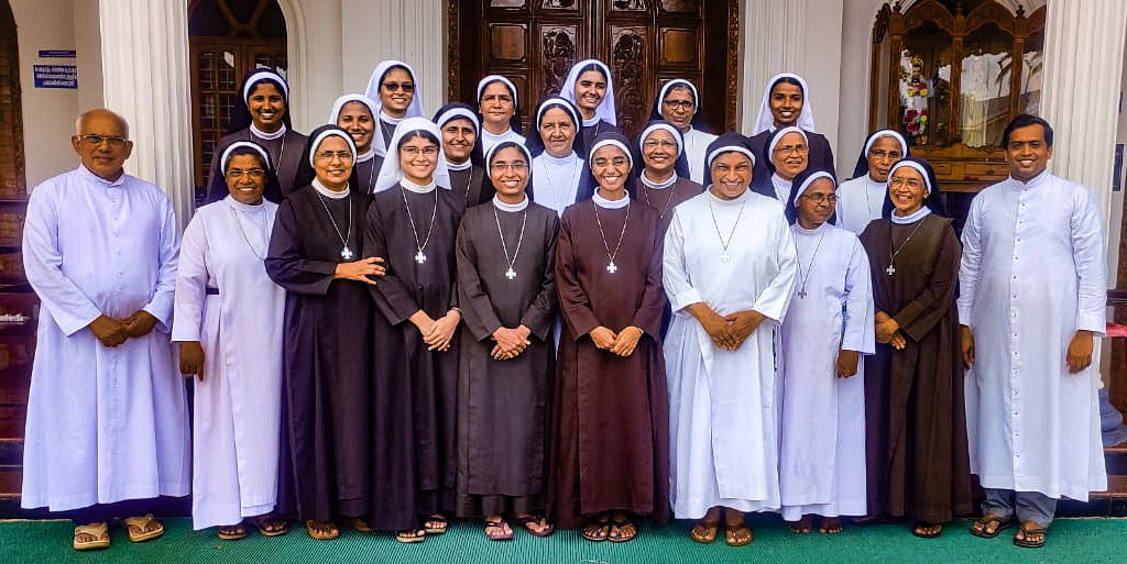 Mother of Carmel nuns with Sr. Pavithra Puthenpurackal (front row, fourth from right) and the priests of St. Xavier's Church in Mannarapara, in the Palai Diocese, southwestern India. (Courtesy of Jossy Kallarangatt)